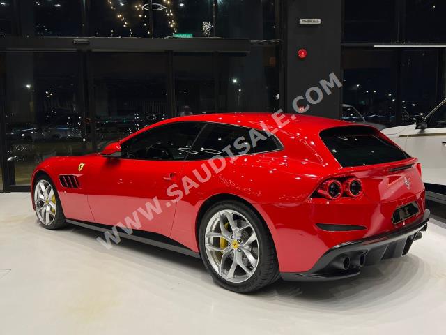 2017 فيراري جي تي سي 4 لوسو