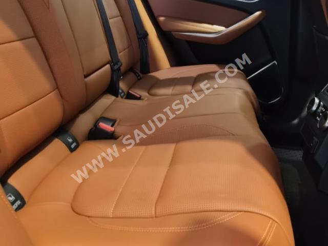 2022 جاكوار اف-بيس