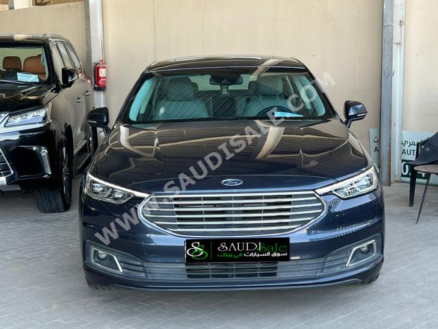 2022 فورد توروس تايتينيوم