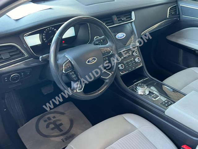 2022 فورد توروس تايتينيوم