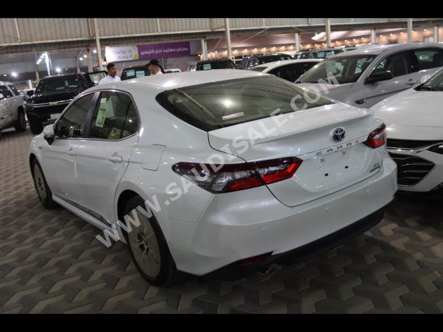 2023 تويوتا كامري جي ال اي