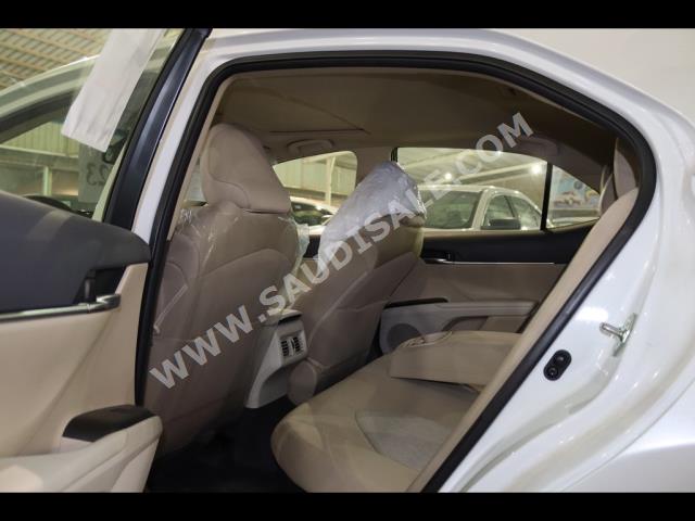 2023 تويوتا كامري جي ال اي