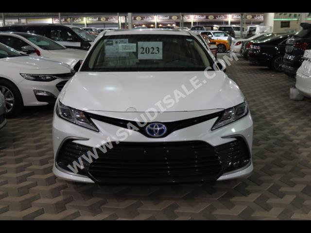 2023 تويوتا كامري جي ال اي