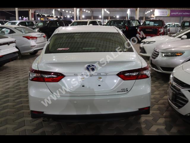 2023 تويوتا كامري جي ال اي