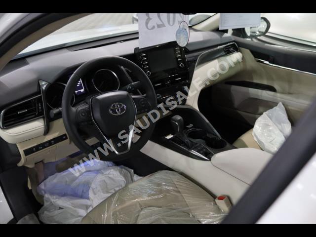 2023 تويوتا كامري جي ال اي