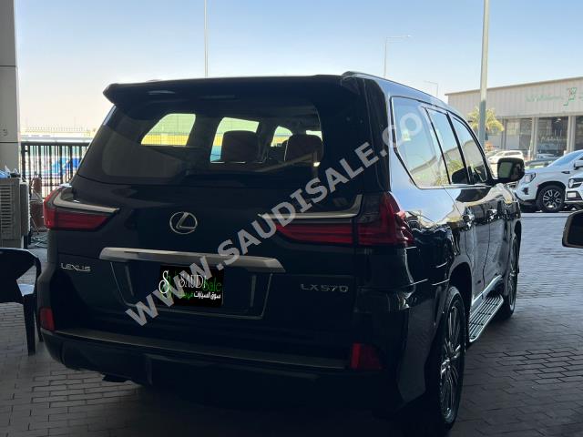 2017 لكزس إل إكس 570