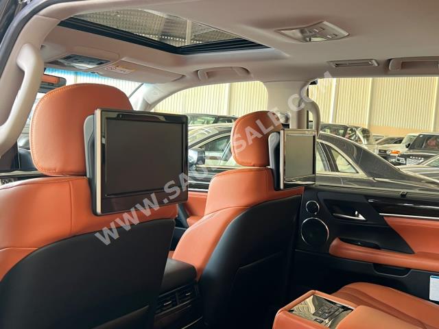 2017 لكزس إل إكس 570