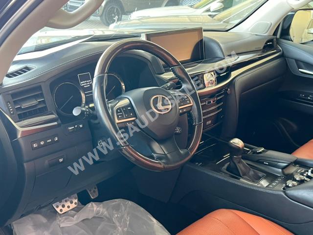 2017 لكزس إل إكس 570