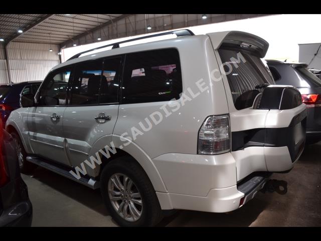 2016 متسوبيشي باجيرو