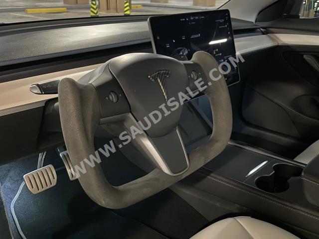 2021 تيسلا 3موديل بيرفورمانس