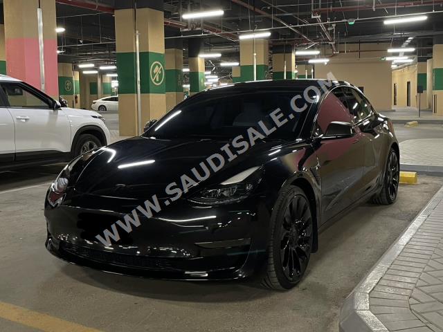 2021 تيسلا 3موديل بيرفورمانس