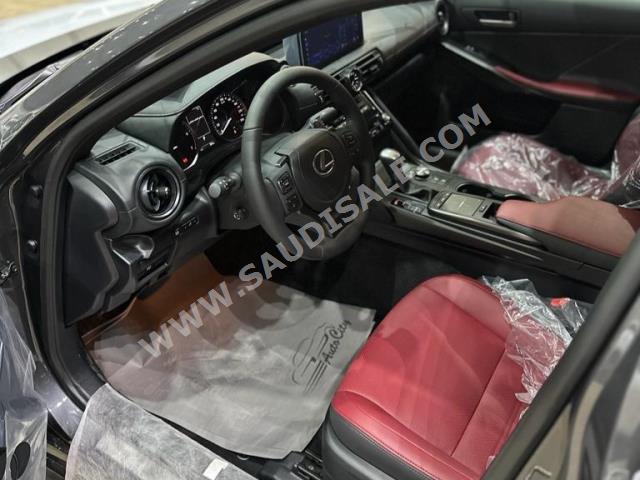 2024 لكزس إي إس 300