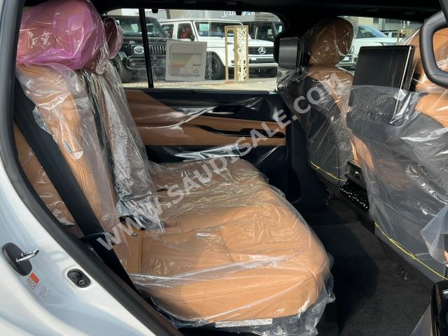 2023 لكزس إل إكس 600