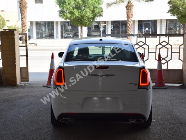 2020 كرايسلر 300 اس