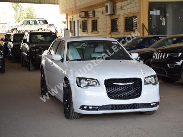 2020 كرايسلر 300 اس
