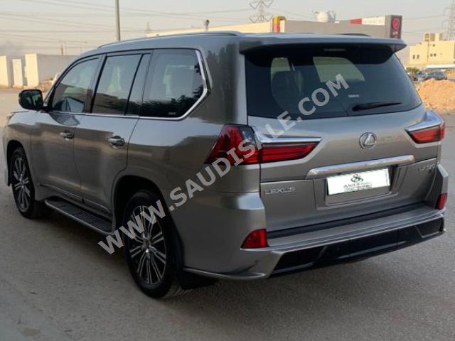 2017 لكزس إل إكس 570