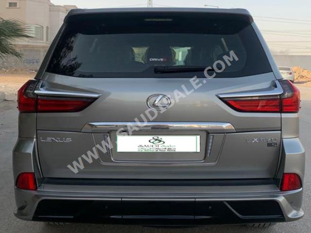 2017 لكزس إل إكس 570