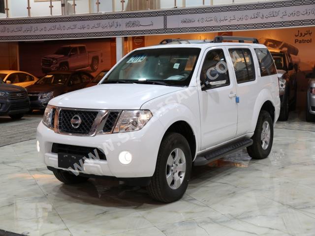 2014 نيسان باثفايندر اس اي