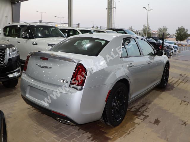 2022 كرايسلر 300 اس