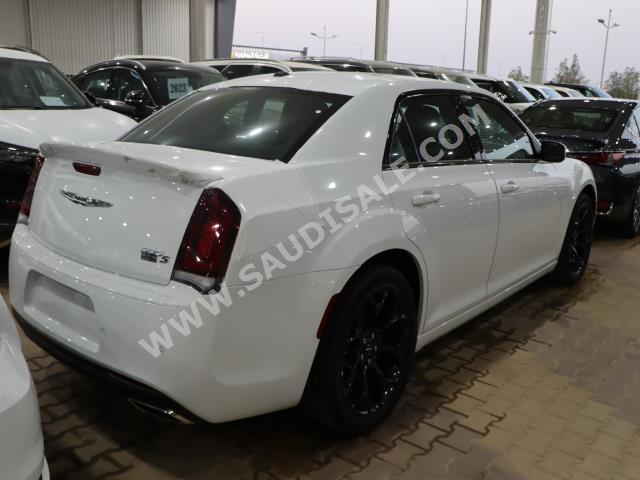 2022 كرايسلر 300 اس
