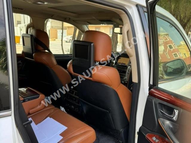 2014 لكزس إل إكس 570