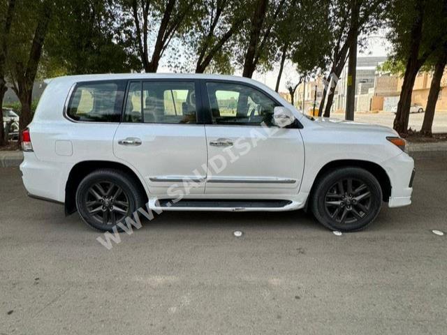 2014 لكزس إل إكس 570