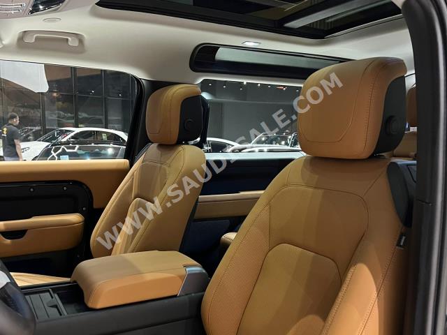 2024 لاند روفر ديفيندر اتش اس اي