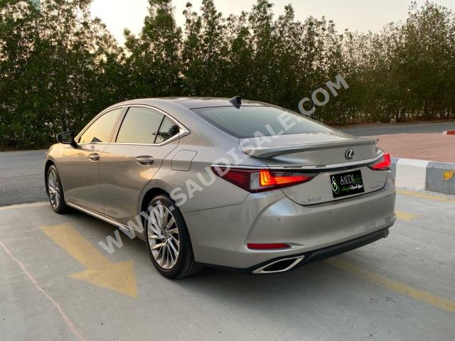 2023 لكزس إي إس 350