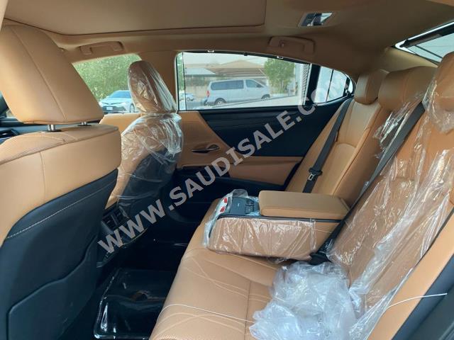 2023 لكزس إي إس 350