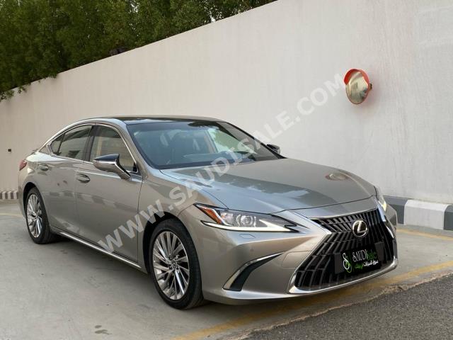 2023 لكزس إي إس 350