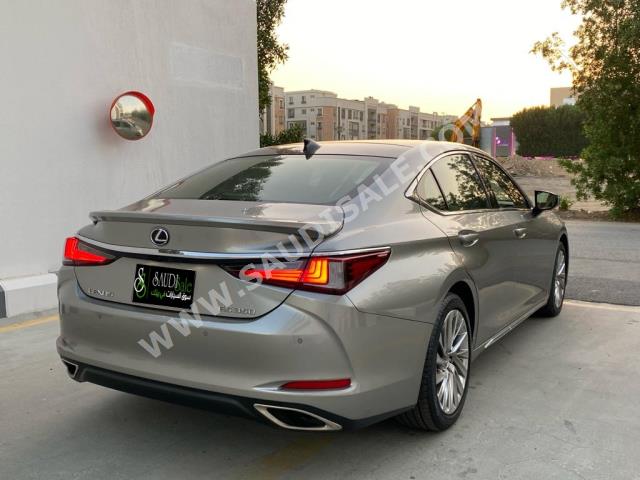 2023 لكزس إي إس 350
