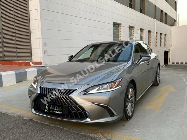 2023 لكزس إي إس 350