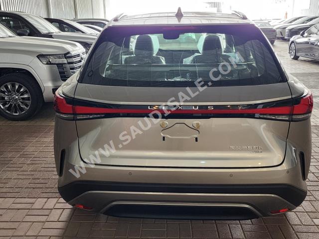 2024 لكزس أر إكس 350