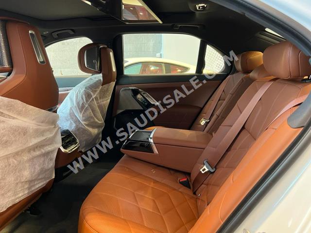 2023 بي ام دبليو الفئة السابعة 735 إل أي