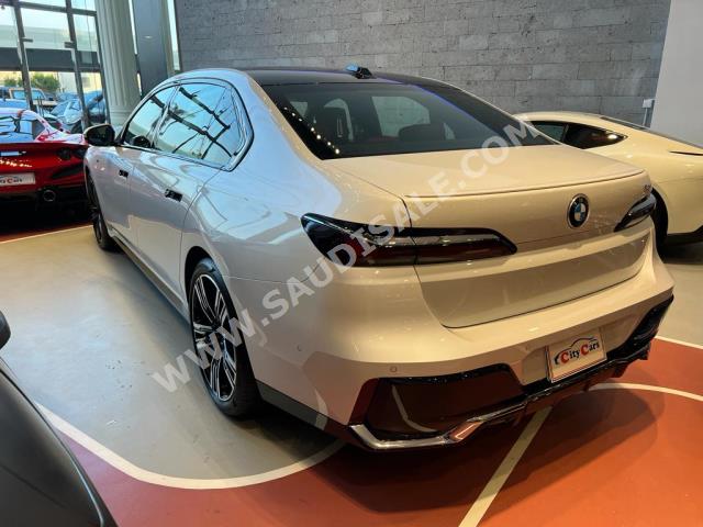 2023 بي ام دبليو الفئة السابعة 735 إل أي