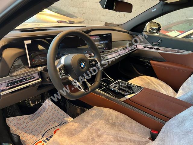 2023 بي ام دبليو الفئة السابعة 735 إل أي