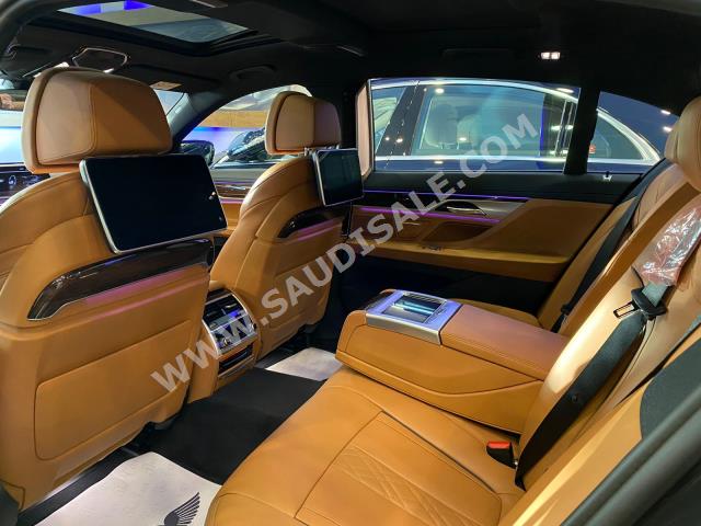 2020 بي ام دبليو الفئة السابعة 730 إل أي