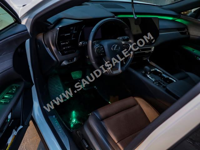 2023 لكزس أر إكس 350