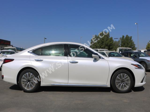2022 Lexus ES 300