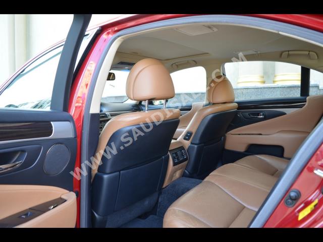 2013 لكزس إل إس 460