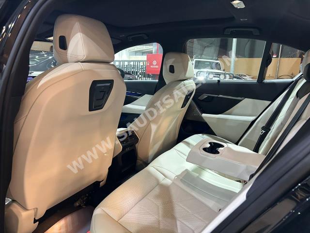 2024 بي ام دبليو الفئة الخامسة 520 أي