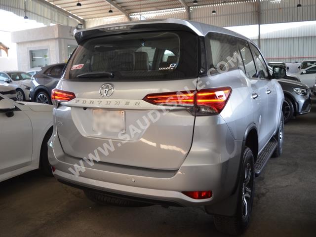 2021 تويوتا فورشنر جي اكس