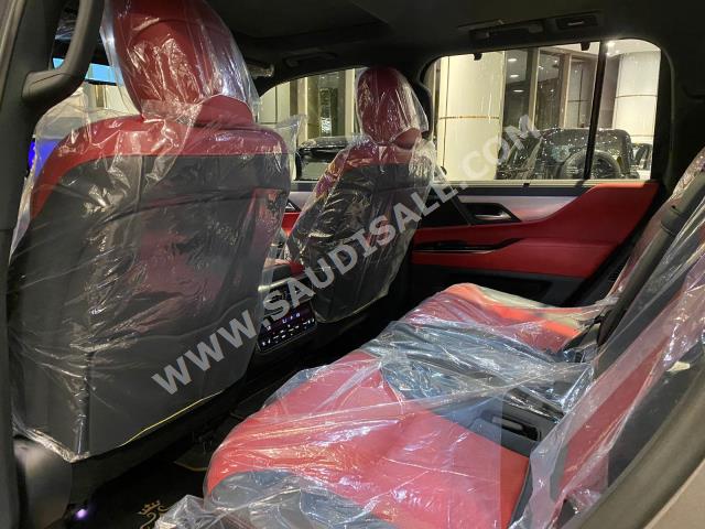 2024 لكزس إل إكس 600 إف