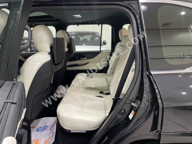 2023 لكزس إل إكس 600