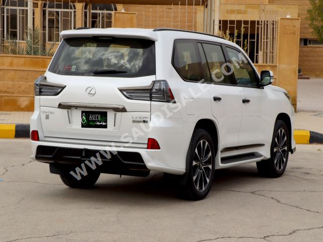 2021 لكزس إل إكس 570 بلاك اديشن