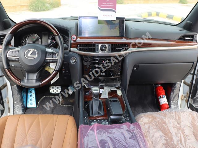 2021 لكزس إل إكس 570 بلاك اديشن
