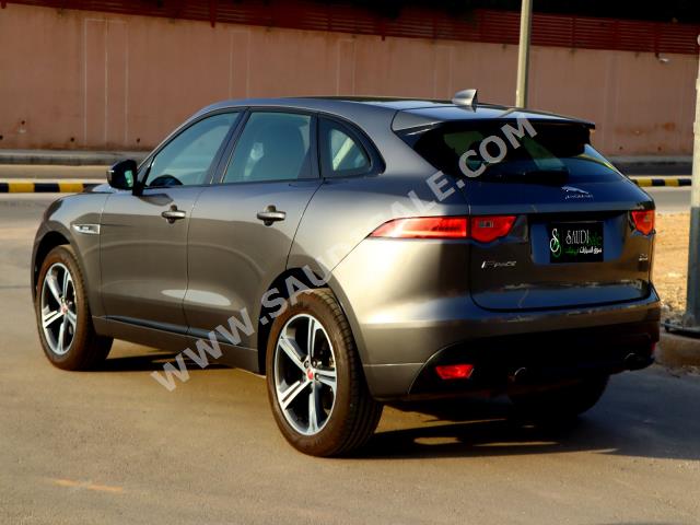 2018 جاكوار اف-بيس