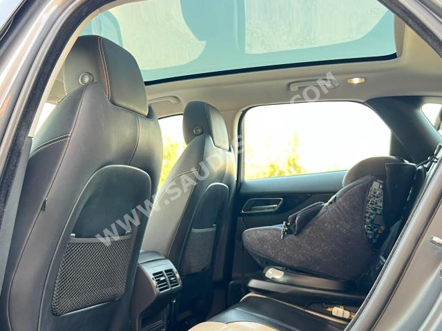 2018 جاكوار اف-بيس