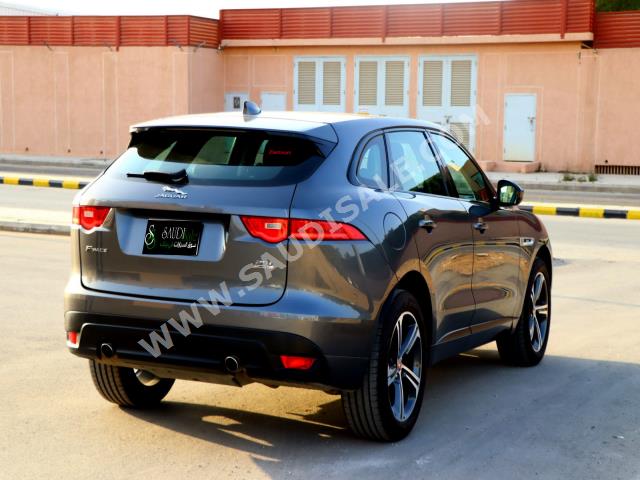 2018 جاكوار اف-بيس