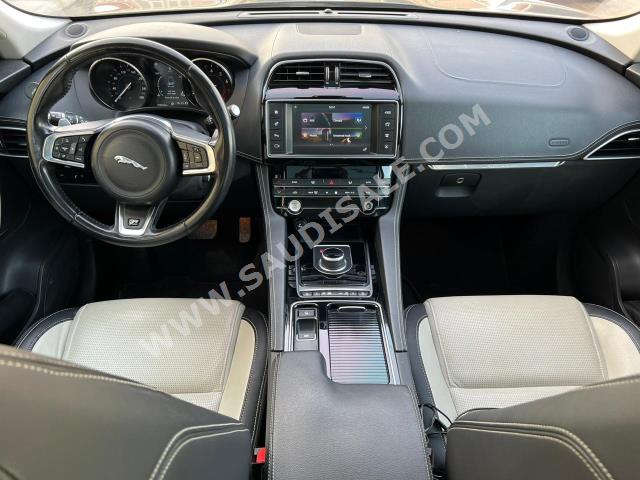 2018 جاكوار اف-بيس